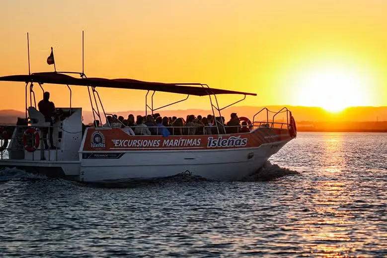 Pasear en barco al atardecer